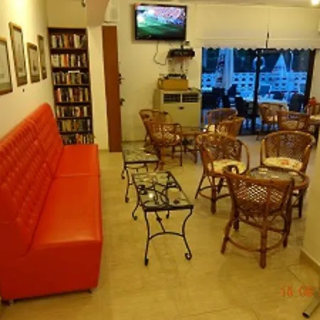 Pinar מלון 2*